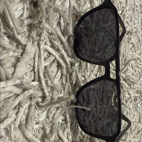 Quay Black Aviator polarized Sunglasses - Picture 2 of 6